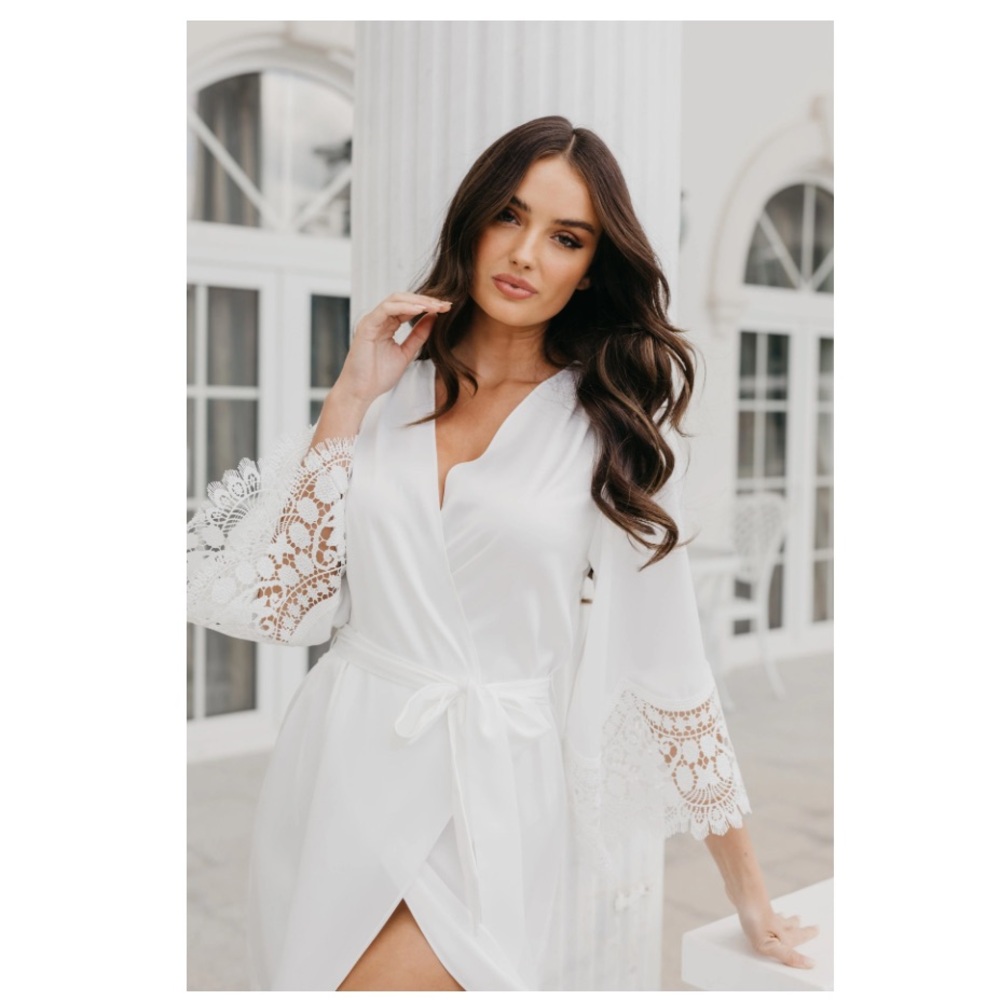 Elegant White Lace-Trim Satin Robe